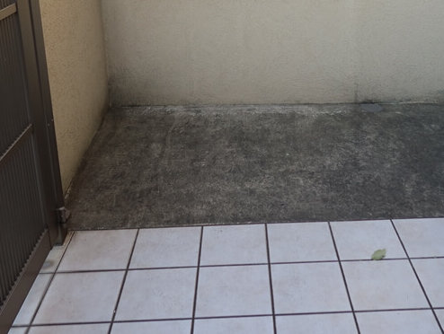 駐輪場入り口のコンクリート部分の汚れが気になると相談がありました。